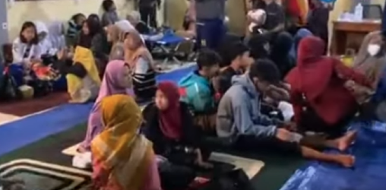 Ratusan pelajar dari berbagai sekolah yang seharusnya pulang dengan perut kenyang setelah menikmati program Makan Bergizi Gratis (MBG), justru berakhir di posko darurat dan puskesmas di Kecamatan Cipongkor, Kabupaten Bandung Barat