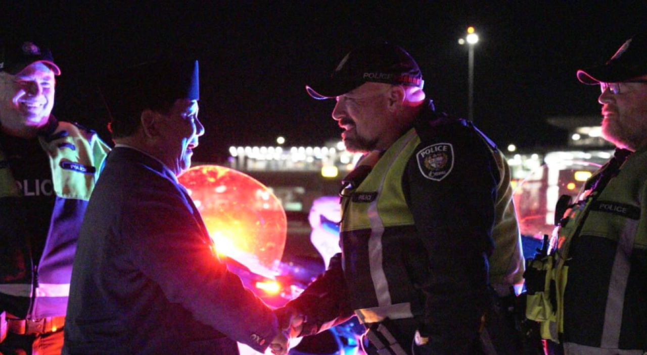 Presiden Republik Indonesia, Prabowo Subianto menyampaikan apresiasi kepada para polisi pengawal selama di Ottawa, Kanada sebelum bertolak menuju Amsterdam, Belanda, pada Rabu, 24 September 2025, di Bandar Udara Internasional Ottawa Macdonald-Cartier. Fot