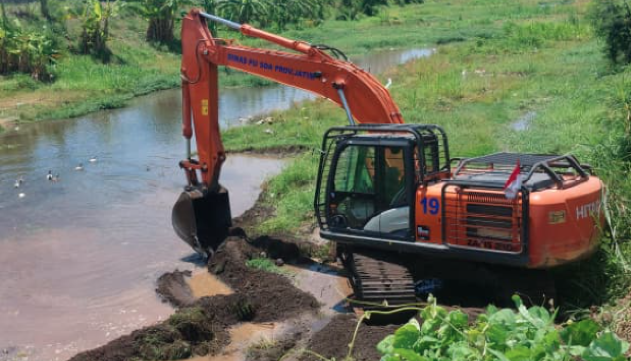 Khofifah Gaspol Normalisasi Sungai Selowogo, Dua Ekskavator Diterjunkan ke Situbondo