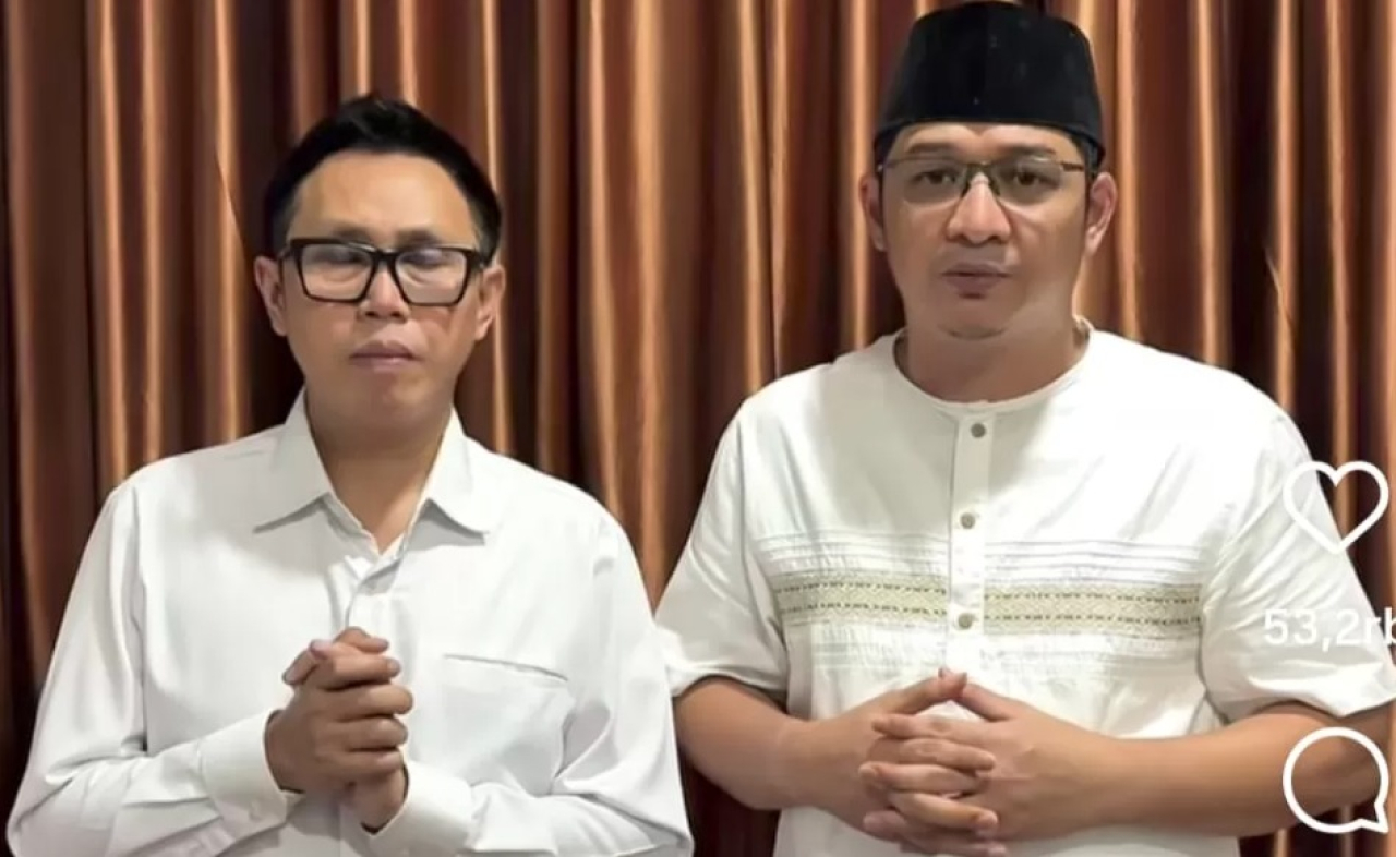 Eko Patrio (kiri) didampingi Pasha Ungu, meminta maaf setelah aksinya joget-joget saat pengumuman kenaikan gaji DPR menuai kritik dari publik. (Instagram ekopatriosuper)