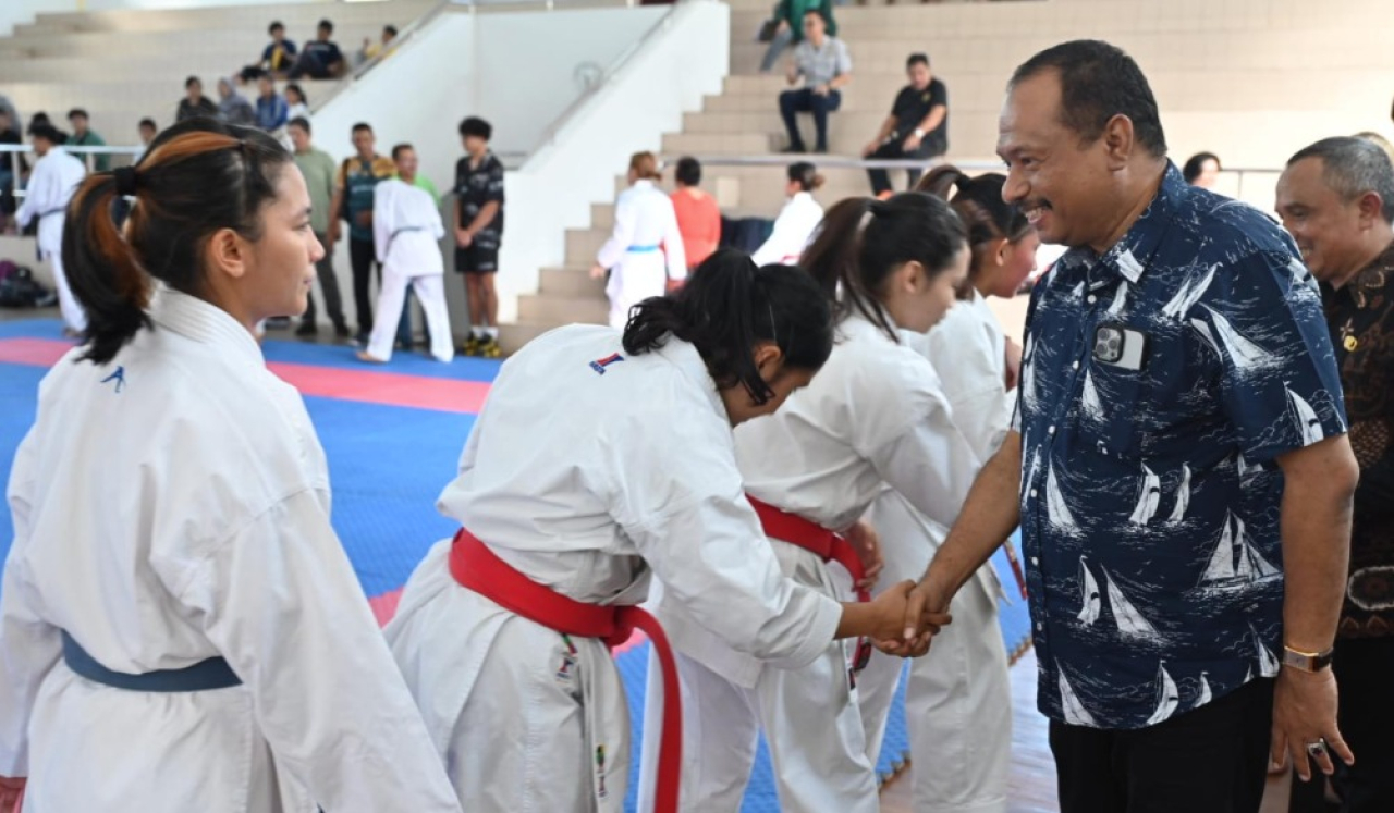Ketua Umum KONI Jatim, Muhammad Nabil saat menyalami Karateka Jatim