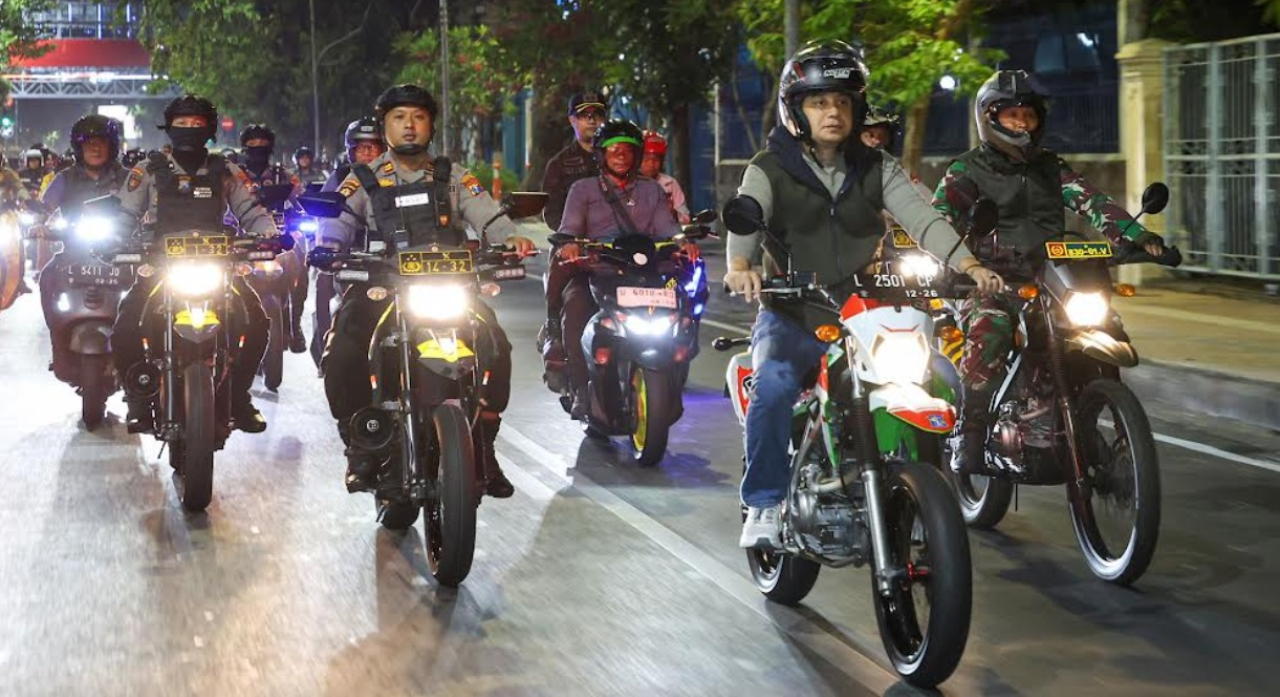 Wali Kota Surabaya, Eri Cahyadi, bersama jajaran Forkopimda memimpin patroli gabungan demi memastikan keamanan kota tetap terjaga pasca-kericuhan yang sempat mengusik Surabaya pada akhir Agustus lalu