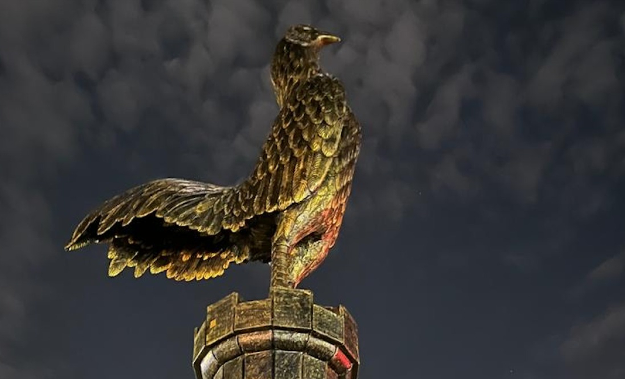 Sebuah monumen berbentuk Ayam Jago menjulang setinggi tujuh meter berdiri megah di Jalan Raya Menganti, Kelurahan Lidah Wetan, Kecamatan Lakarsantri.