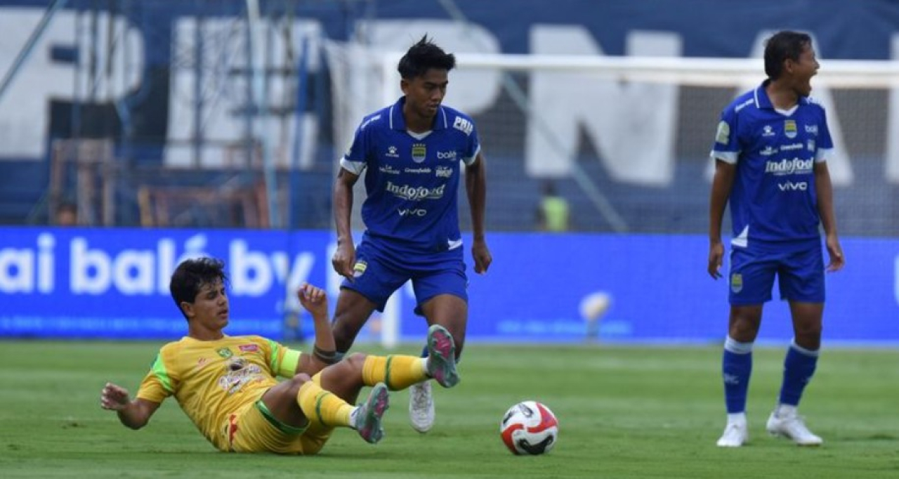 Duel Sengit di GBLA: Babak Pertama PERSIB vs Persebaya Berakhir Tanpa Gol