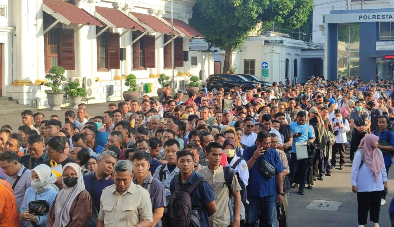 Ribuan Honorer Serbu Polrestabes Surabaya, Antrean SKCK Mengular hingga Pintu Gerbang