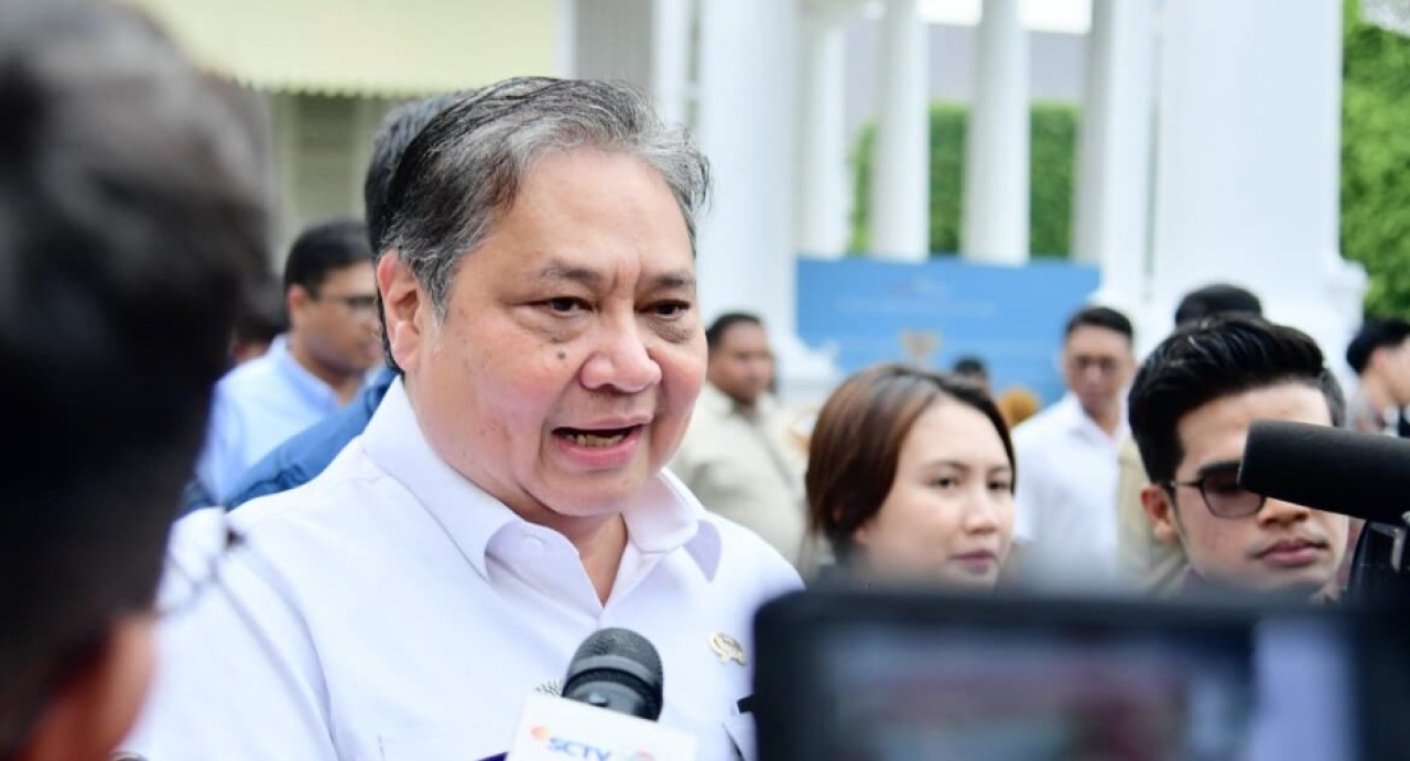 Menteri Koordinator Bidang Perekonomian Airlanga Hartarto memberikan keterangan kepada awak media di Istana Kepresidenan, Jakarta, pada Selasa, 16 September 2025. Foto: BPMI Setpres