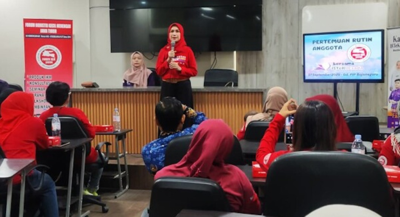Ketua FIJ Bojonegoro Selvi Meris saat memberi materi bagi pelaku IKM untuk bisa membuat desain logo secara mandiri, Rabu (17/9/2025) di gedung PIP Bojonegoro
