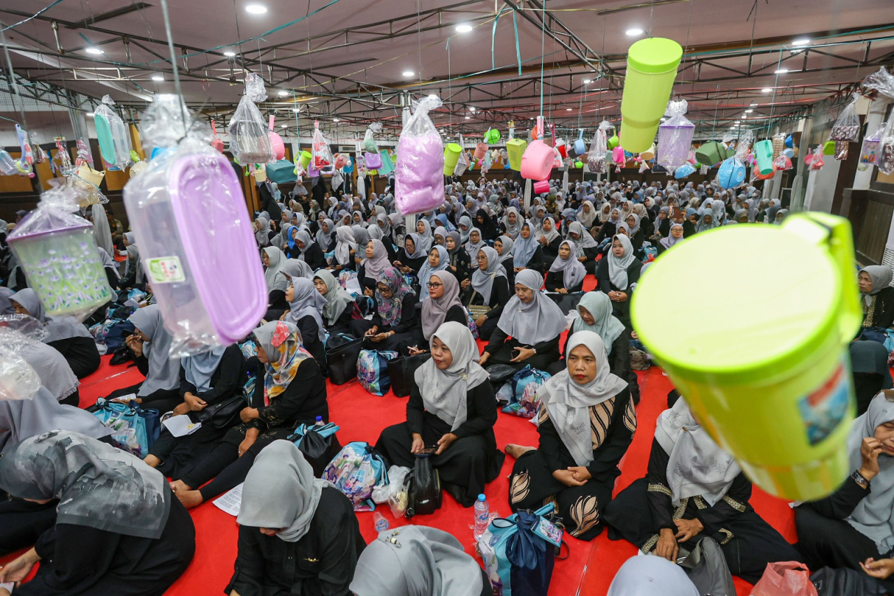Sebanyak 1.400 ibu-ibu Tim Penggerak (TP) PKK dari tingkat kelurahan hingga kecamatan se-Kota Surabaya hadir memperingati Maulid Nabi Muhammad SAW 1447 Hijriah.