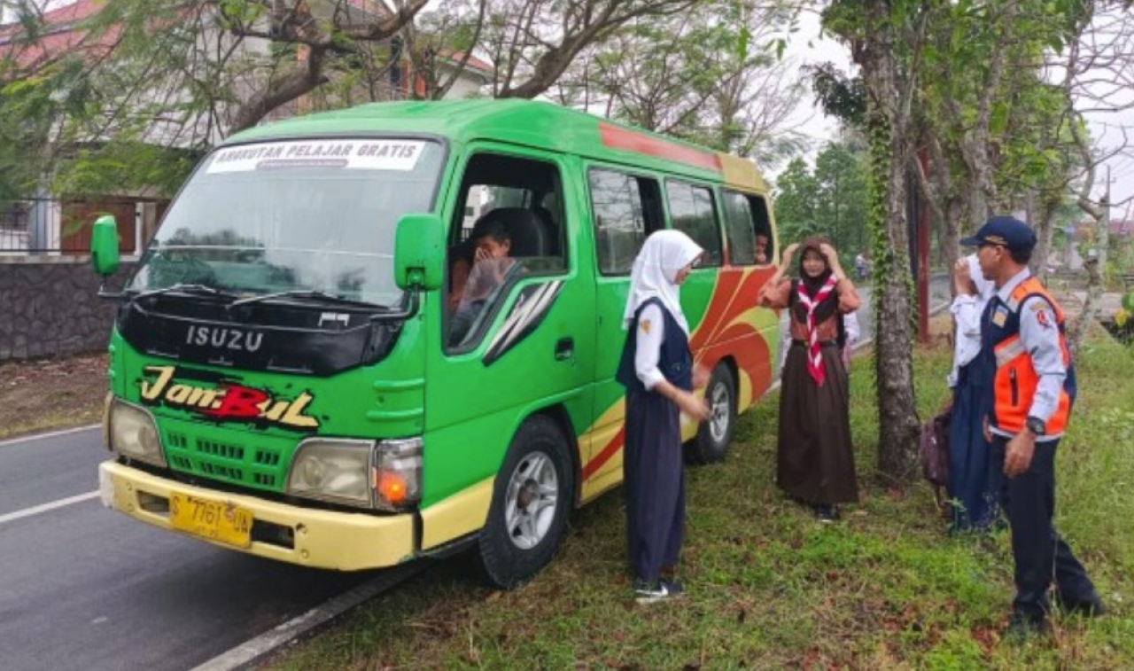 Angkutan Pelajar Gratis, Hadiah untuk Anak-Anak Bojonegoro Menuju Sekolah Tanpa Cemas