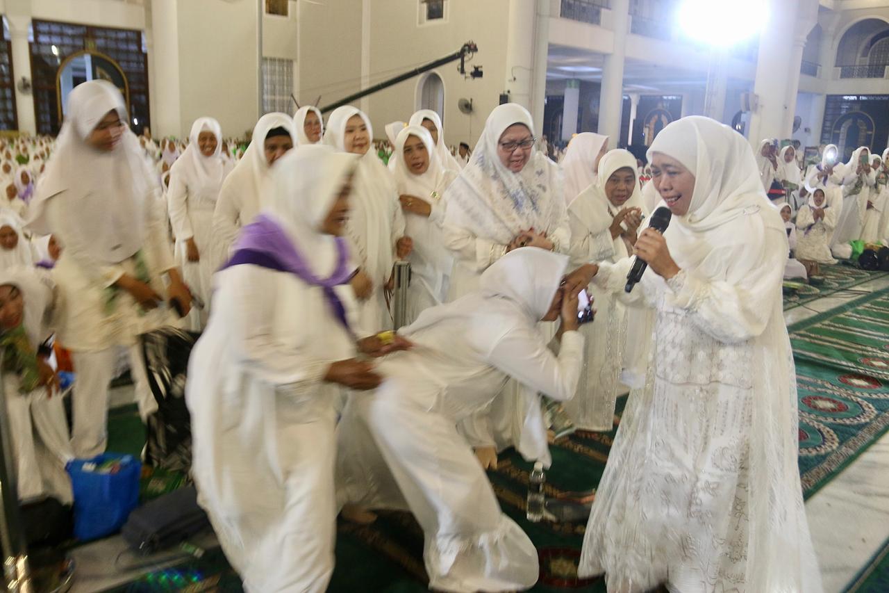 Khofifah Ajak Muslimat NU Jatim Perkuat Cinta Rasul dan Bijak Bermedia Digital