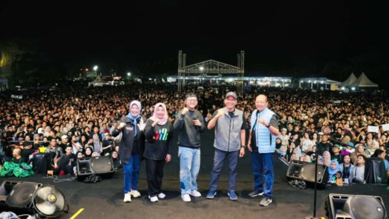Denny Caknan berpose bersama Bupati Bojonegoro Setyo Wahono, Wabup Nurul Azizah, dan Ketua TP PKK Cantika Wahono sebelum manggung, Kamis (23/10/2025)