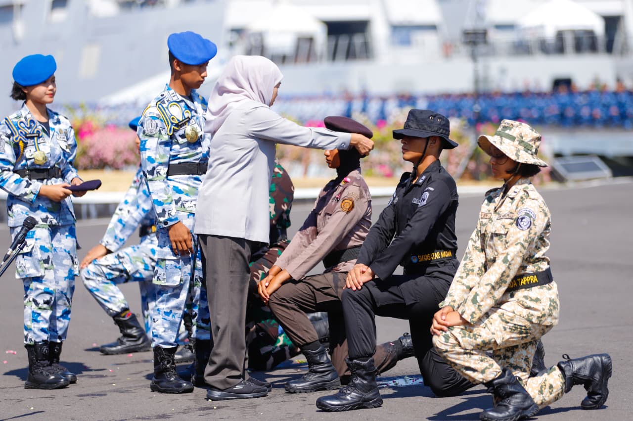 sebanyak 1.346 siswa SMAN Taruna se-Jawa Timur secara resmi menerima baret kehormatan dalam prosesi Upacara Pembaretan Kolektif 2025 yang dipimpin langsung oleh Gubernur Jawa Timur Khofifah Indar Parawansa.