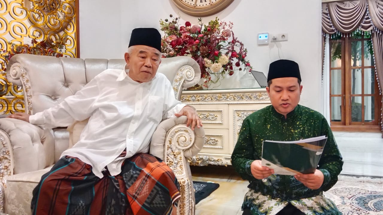 Ketua Umum JKSN, KH. Asep Saifuddin Chalim, yang didampingi Sekretaris Umum Mohammad Ghofirin saat memberikan keterangan kepada awak media