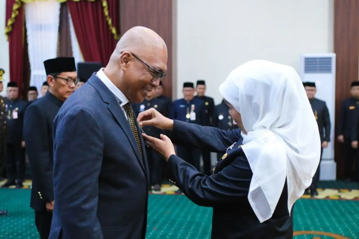 Khofifah Anugerahkan Lencana Jer Basuki Mawa Beya Emas kepada Ketua PWI Pusat Akhmad Munir