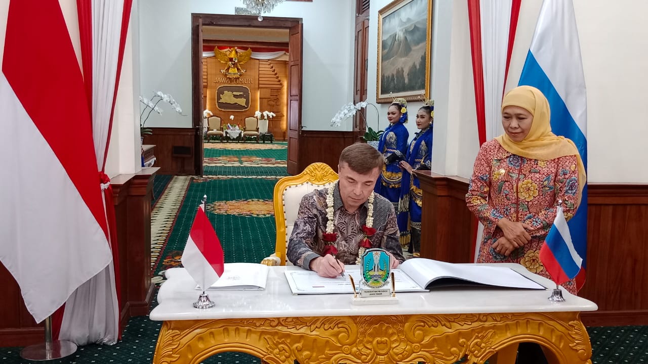 Gubernur Jawa Timur (Jatim) Khofifah Indar Parawansa menerima kunjungan Duta Besar Federasi Rusia untuk Indonesia, Sergei Tolchenov, di Gedung Negara Grahadi Surabaya, Selasa (21/10/2025)