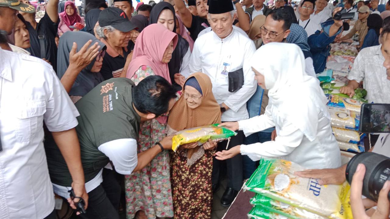 Harga di Bawah Pasar, Khofifah Gelar Pasar Murah di Bululawang untuk Ringankan Beban Warga