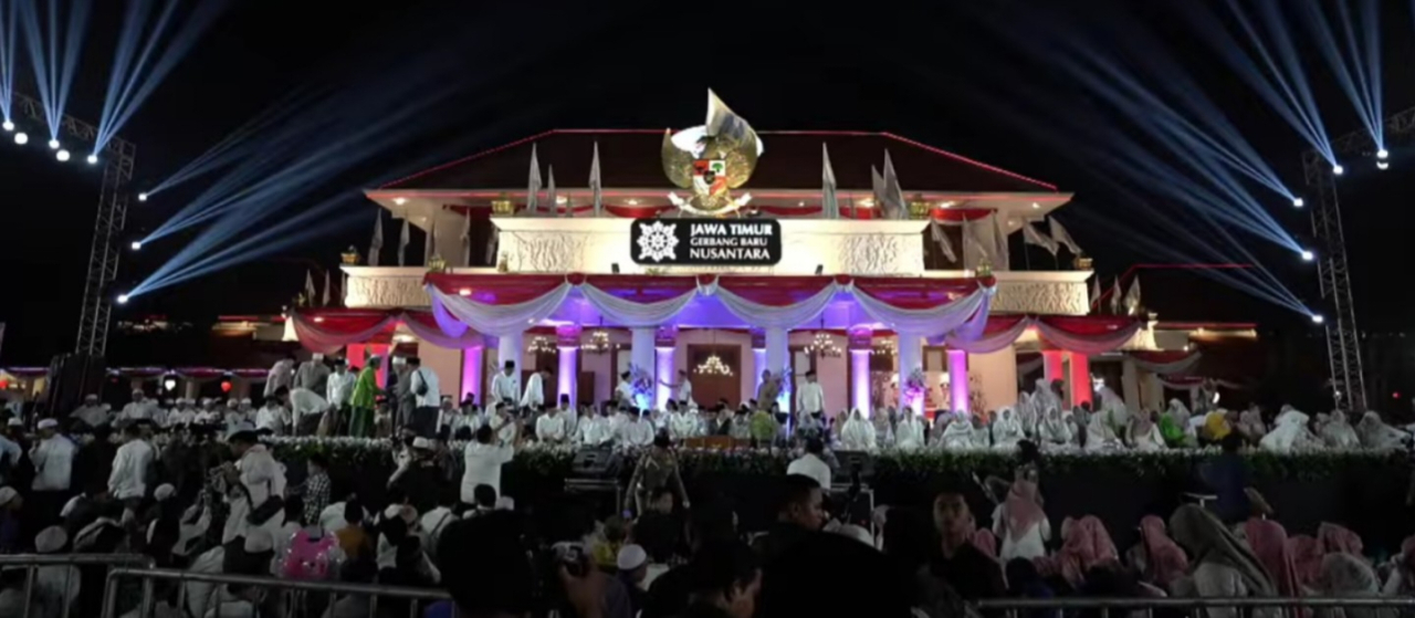 Ribuan warga tumpah ruah di Grahadi rayakan Hari Santri dan HUT ke-80 Jawa Timur