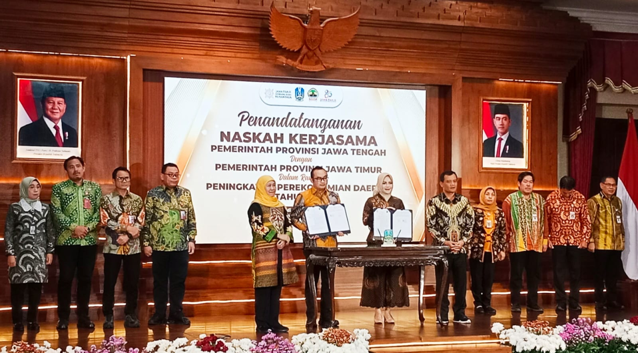 Gubernur Jawa Timur, Khofifah Indar Parawansa dan Gubernur Jawa Tengah Ahmad Luthfi menyaksikan penandatangan MOU beberapa OPD antara Pemprov Jatim dan Jateng, Jumat (24/10/2025)