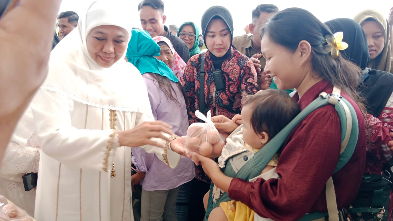Khofifah Turun Langsung ke Pasar Murah Lamongan, Tekan Inflasi Lewat Harga Terjangkau