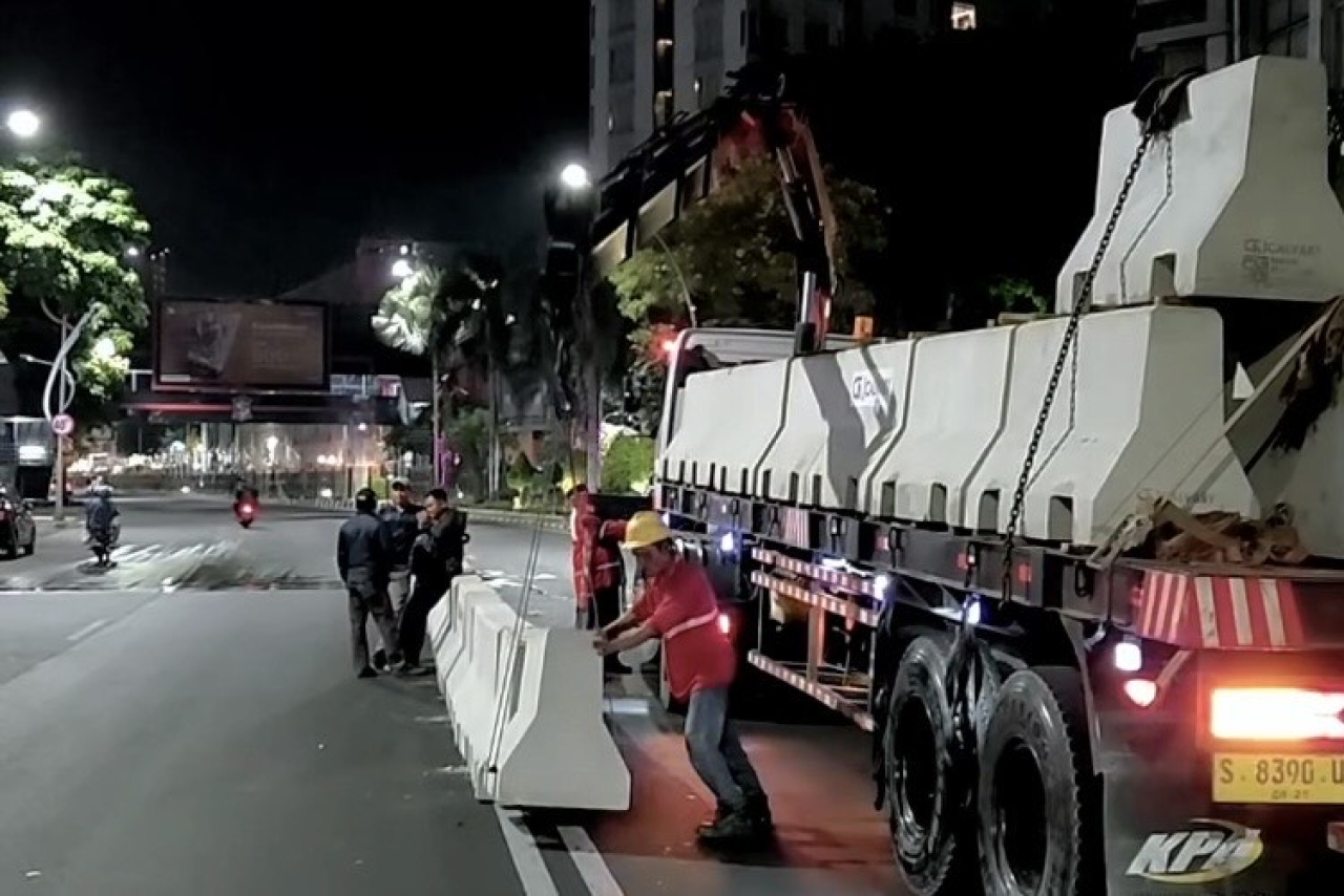 Pemkot Surabaya mengganti barrier plastik menjadi barrier beton di ruas Jalan Jenderal Basuki Rachmat