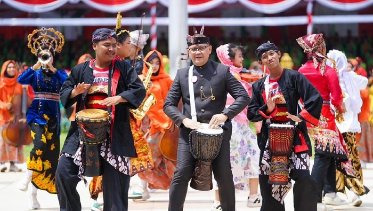 Kadindik Jatim Aries Agung Paewai Guncang Panggung Hari Jadi ke-80 Provinsi Jatim Lewat Kendang Jimbe