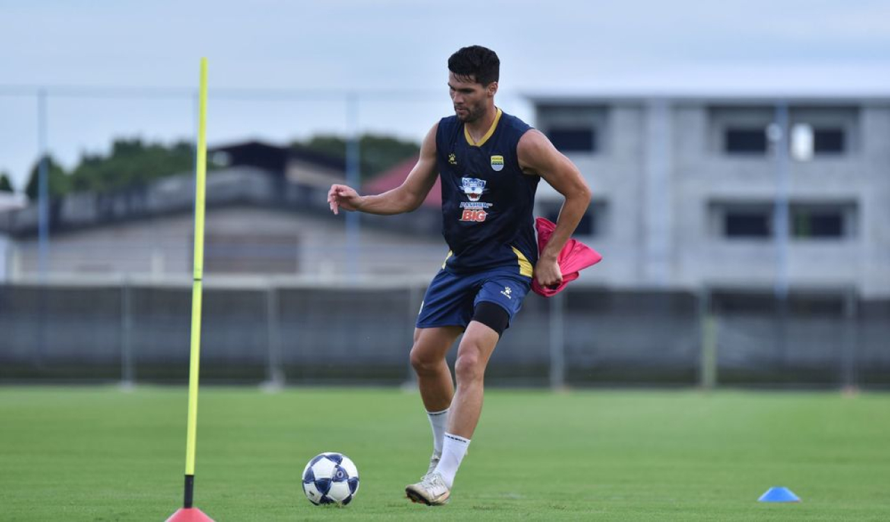 bek tangguh PERSIB Bandung, Julio Cesar