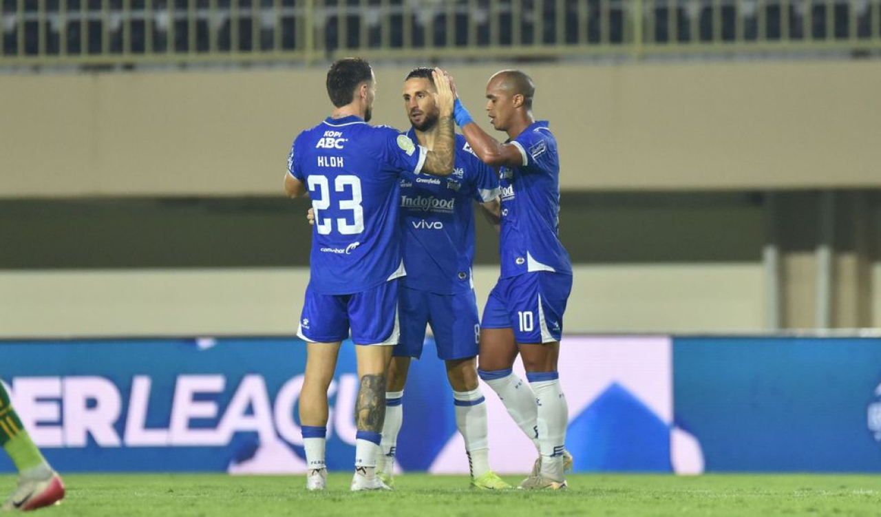 Gelandang PERSIB, Luciano Guaycochea merayakan gol ke gawang PSBS Biak pada pertandingan pekan kesembilan Super League 2025/26 di Stadion Maguwoharjo Sleman, Jumat, 17 Oktober 2025. (PERSIB.co.id/Fernando Hero)