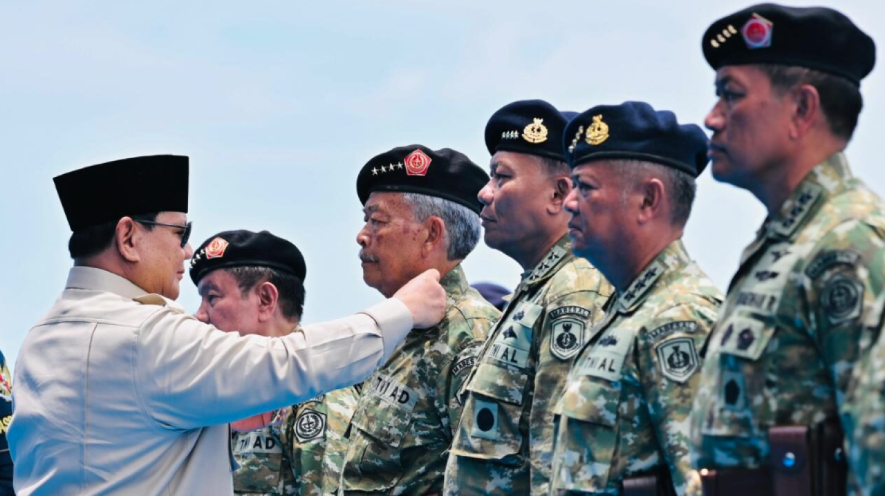 Presiden Prabowo Subianto menganugerahkan pangkat istimewa kepada 11 perwira purnawirawan Tentara Nasional Indonesia (TNI) pada acara Presidential Inspection di Kapal Perang Republik Indonesia (KRI) dr. Radjiman Wedyodiningrat (RJW-992), pada Kamis, 2 Okt
