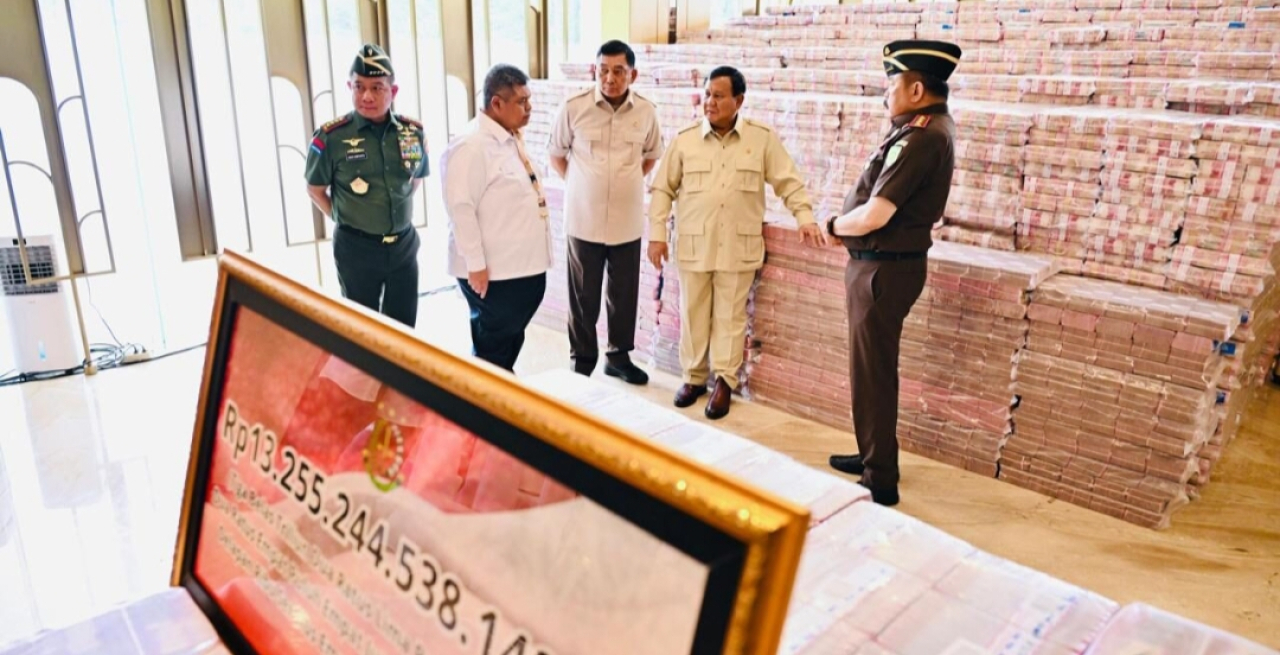 Presiden Prabowo Subianto menyaksikan secara langsung penyerahan uang pengganti kerugian negara sebesar Rp13.255.244.538.149,00 dalam perkara tindak pidana korupsi pemberian fasilitas ekspor Crude Palm Oil (CPO) dan turunannya, dari Kejaksaan Agung kepada