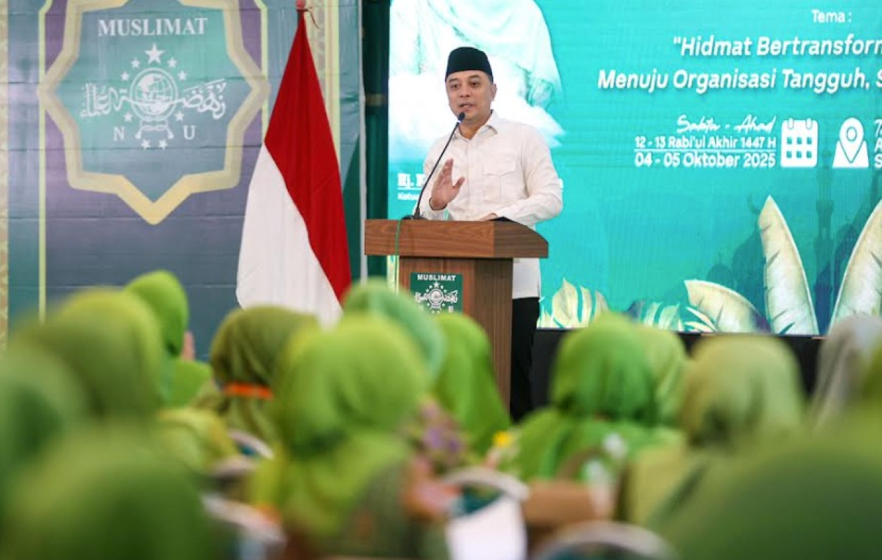 Wali Kota Surabaya Eri Cahyadi saat menghadiri pertemuan rutin Himpunan Da’iyah dan Majelis Taklim (HIDMAT) Ke-XI Muslimat NU se-Jawa Timur, di Asrama Haji, Sukolilo, Surabaya pada Sabtu (4/10/2025).