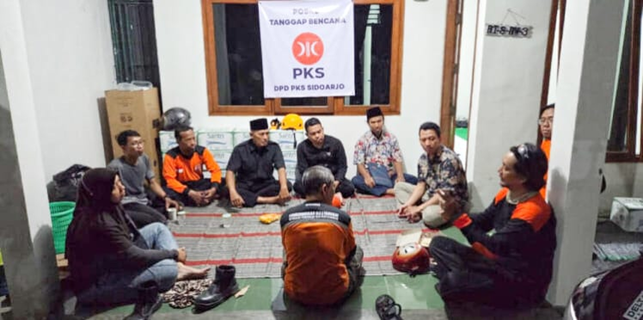 Sejak hari pertama musibah pada Senin (29/9/2025), DPD PKS Sidoarjo langsung membuka posko bantuan musibah di Ponpes Al Khoziny di sekitar lokasi.