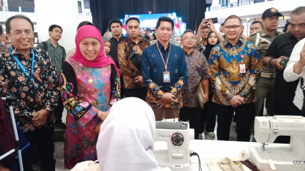 Gubernur Jawa Timur Khofifah Indar Parawansa bersama Rektor ITS, Prof. Bambang Pramujati pada ajang Milenial Entrepreneur Award (MEA) 2025) yang digelar di Grha Sepuluh Nopember ITS, Rabu (8/10).
