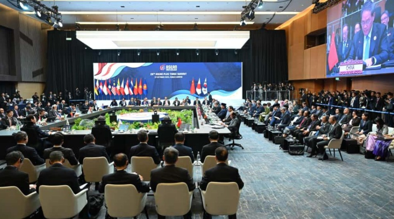 Presiden Prabowo Subianto menghadiri Konferensi Tingkat Tinggi (KTT) ke-28 ASEAN Plus Three (APT) yang digelar di Kuala Lumpur Convention Centre (KLCC), Malaysia, pada Senin, 27 Oktober 2025. Foto: BPMI Setpres/Kris