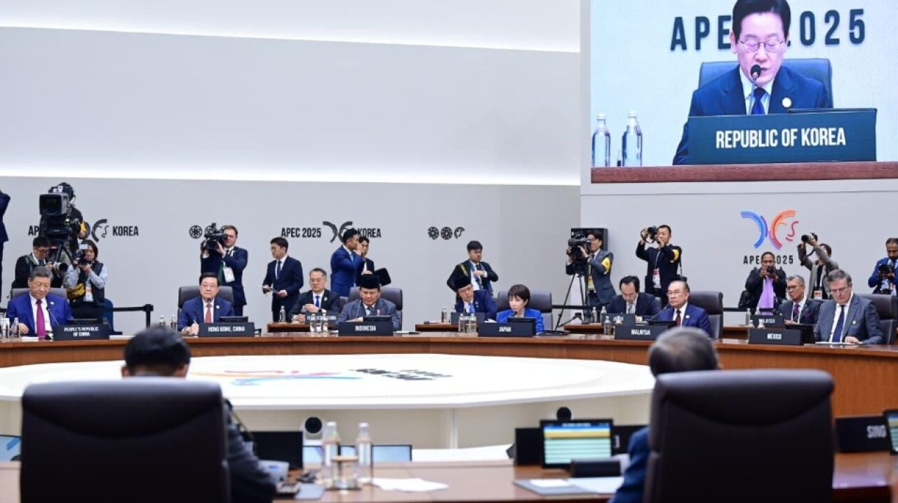 Presiden Republik Indonesia, Prabowo Subianto menyampaikan national speech di Konferensi Tingkat Tinggi (KTT) Kerja Sama Ekonomi Asia Pasifik (APEC) 2025 di Hwabaek International Convention Centre (HICO), Gyeongju, Republik Korea, pada Jumat, 31 Oktober 2