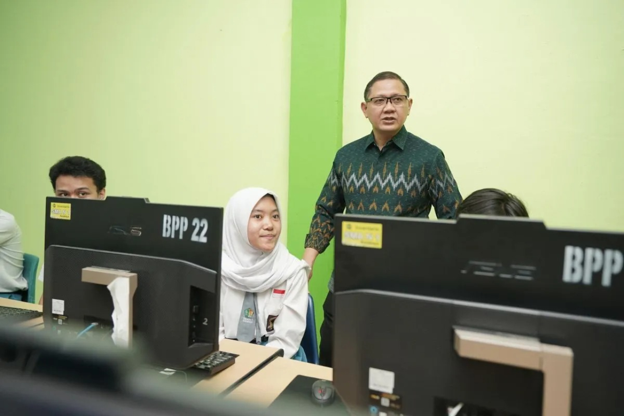 Kepala Dinas Pendidikan Jatim Aries Agung Paewai saat meninjau pelaksanaan gladi bersih Tes Kompetensi Akademik di salah satu sekolah beberapa waktu lalu.