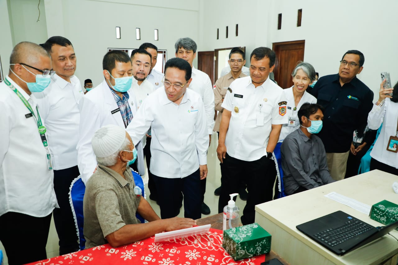 Wakil Menteri Kesehatan RI, Benjamin Paulus Octavianus, saat meninjau pelaksanaan Speling dan Cek Kesehatan Gratis (CKG) bersama Gubernur Jawa Tengah Ahmad Luthfi, Rabu (5/11).