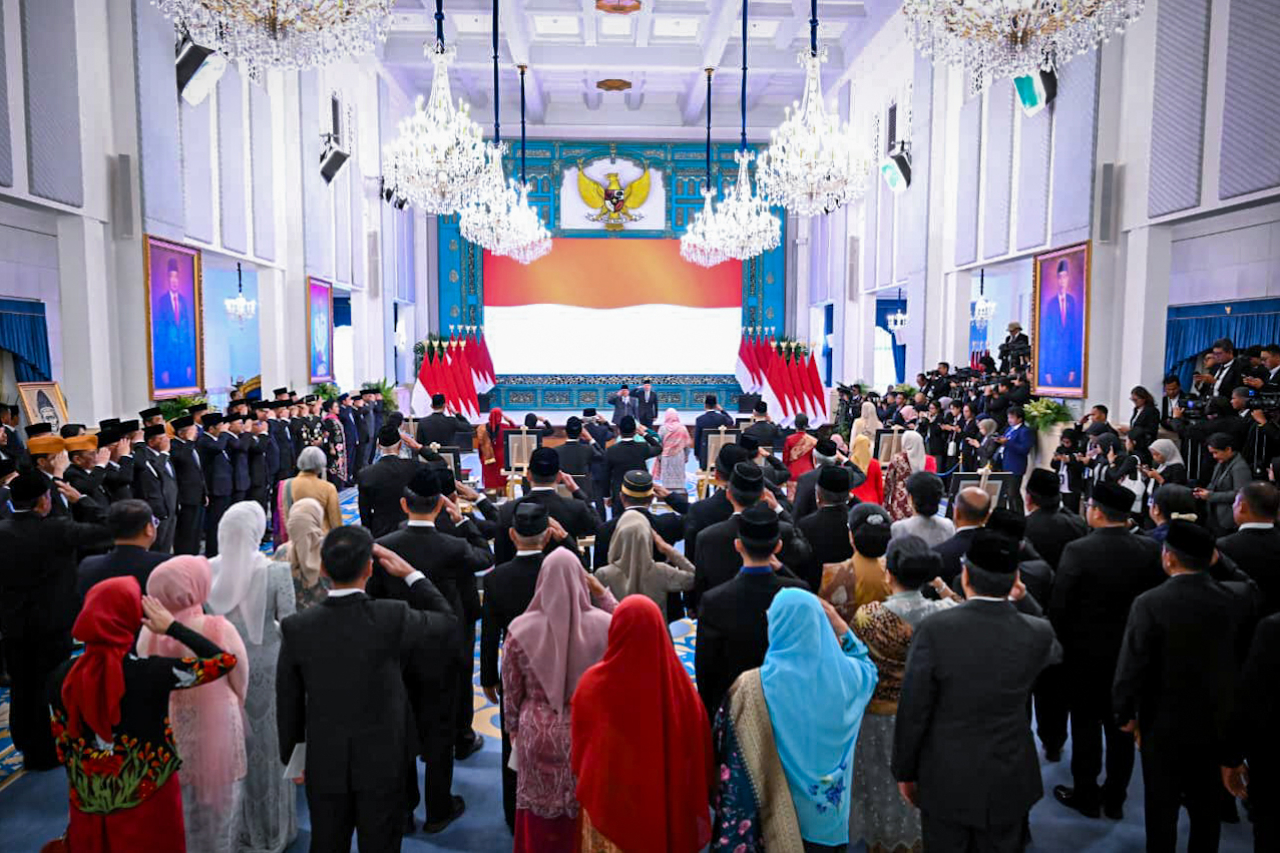 Presiden Prabowo Subianto menganugerahkan gelar Pahlawan Nasional kepada sepuluh tokoh dari berbagai daerah dalam sebuah upacara khidmat yang digelar di Istana Negara, Jakarta, pada Senin, 10 November 2025. Foto: BPMI Setpres/Kris