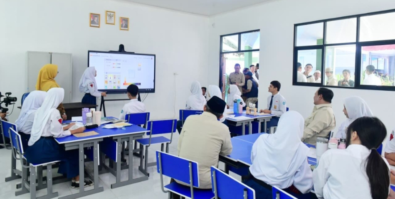 Presiden Prabowo Subianto meninjau pemanfaatan perangkat papan interaktif digital (PID) atau Interactive Flat Panel (IFP) dalam proses pembelajaran di SMPN 4 Kota Bekasi, pada Senin, 17 November 2025, saat acara peluncuran Program Digitalisasi Pembelajara