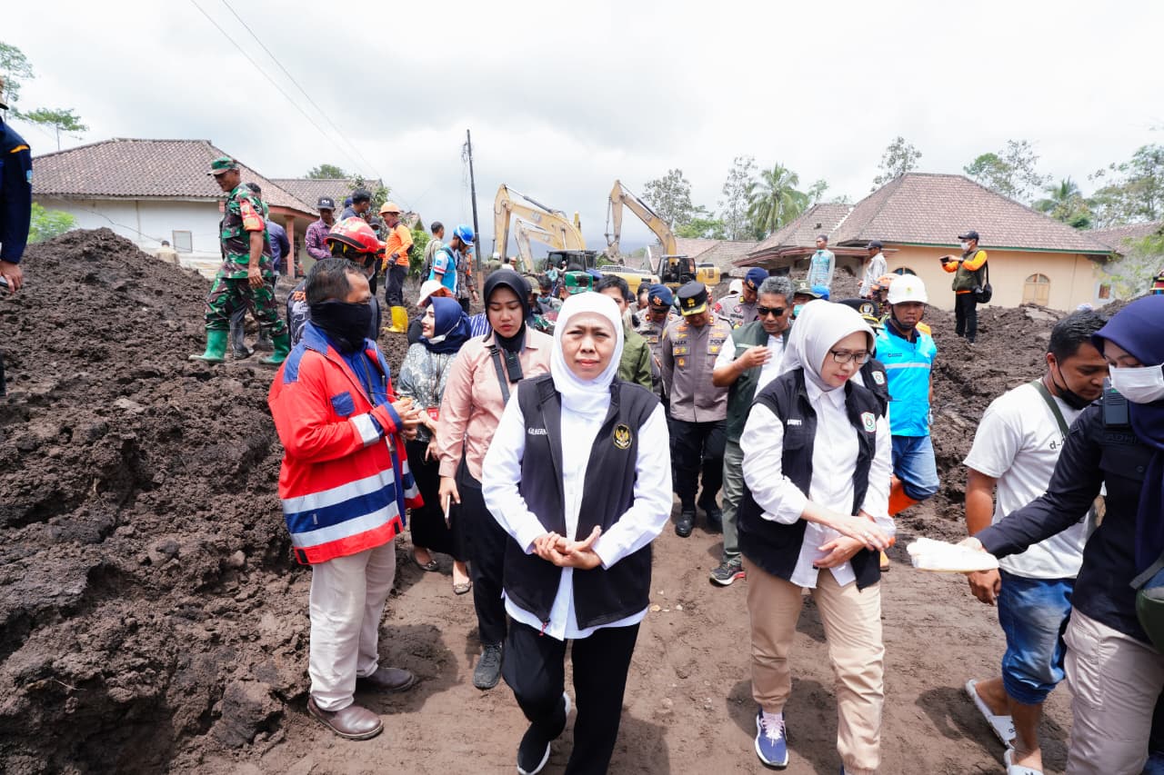 Status Awas Belum Dicabut, Khofifah Optimalkan Penanganan Pengungsi Semeru