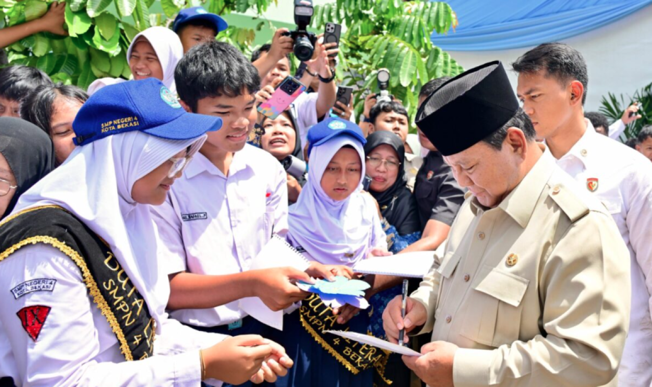 Presiden Prabowo Subianto menyapa para pelajar di SMPN 4 Kota Bekasi, pada Senin, 17 November 2025 saat acara peluncuran Program Digitalisasi Pembelajaran untuk Indonesia Cerdas. Foto: BPMI Setpres/Rusman
