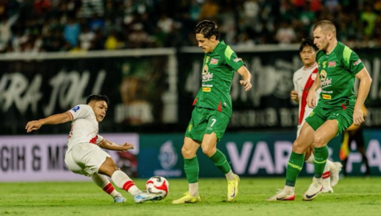 Francisco Rivera mencoba melewati penjagaan pemain Persis Solo. (Persebaya)