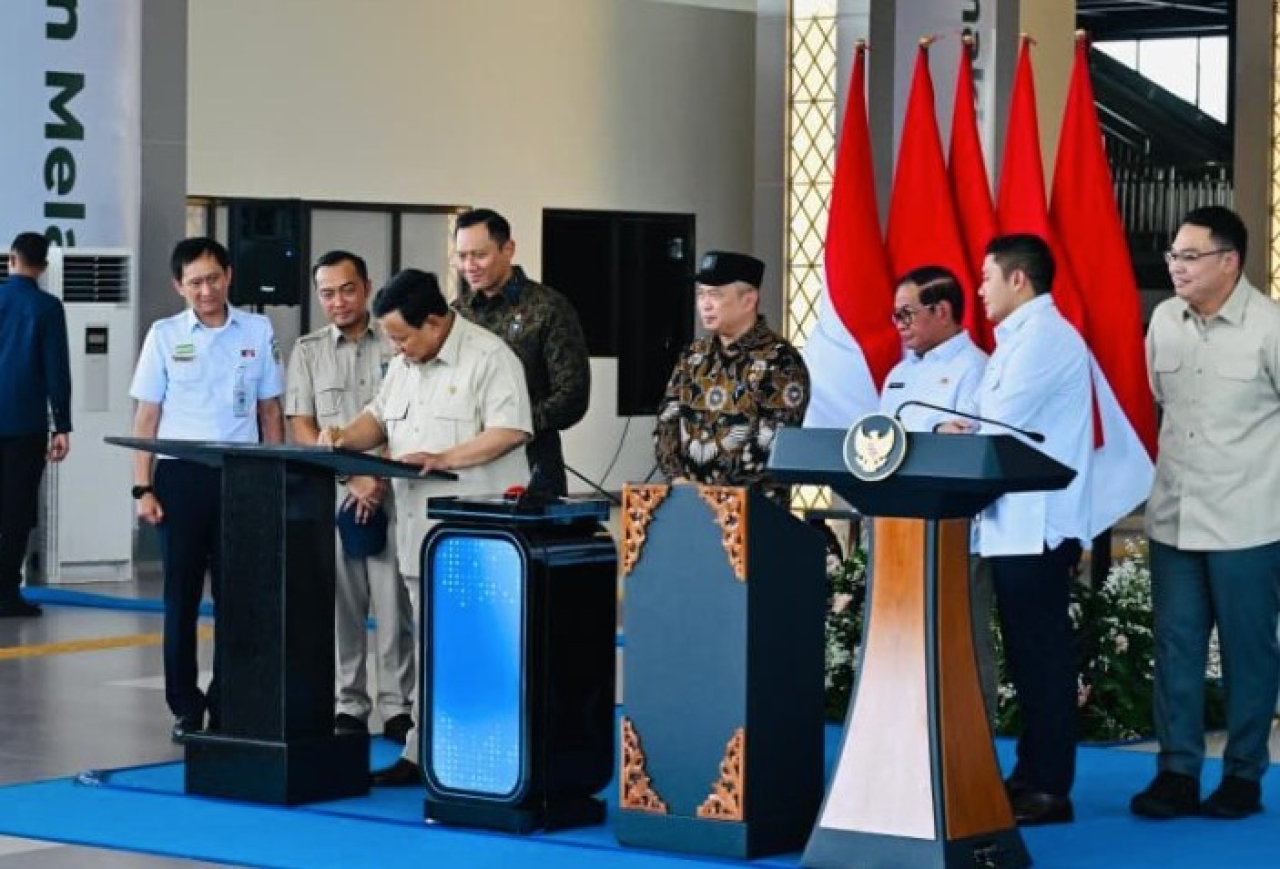 Presiden Prabowo Subianto menandatangani prasasti peresmian Stasiun Tanah Abang Baru, Jakarta, pada Selasa, 4 November 2025. Foto: BPMI Setpres/Laily Rachev