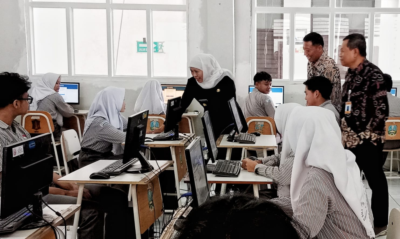 Gubernur Jawa Timur Khofifah Indar Parawansa saat meninjau pelaksanaan Tes Kemampuan Akademik (TKA) gelombang kedua di SMA Negeri 5 Surabaya, Rabu (5/11)