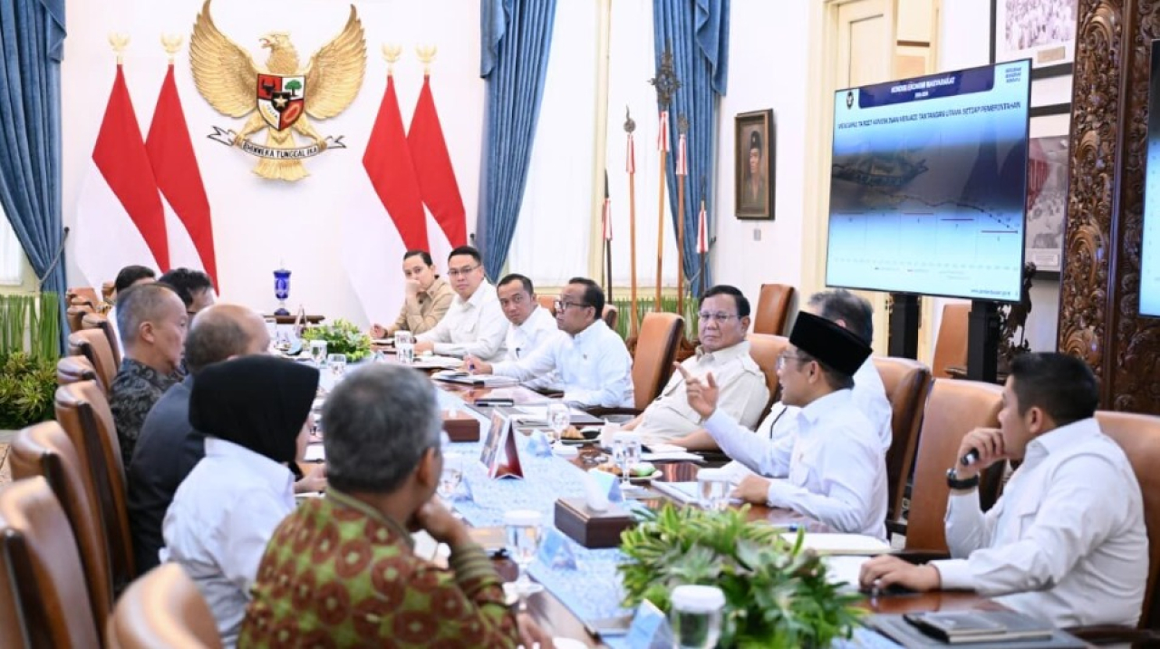 Presiden Prabowo Subianto menggelar rapat terbatas bersama sejumlah menteri Kabinet Merah Putih di Istana Merdeka, Jakarta, pada Rabu, 5 November 2025. Foto: BPMI Setpres/Kris