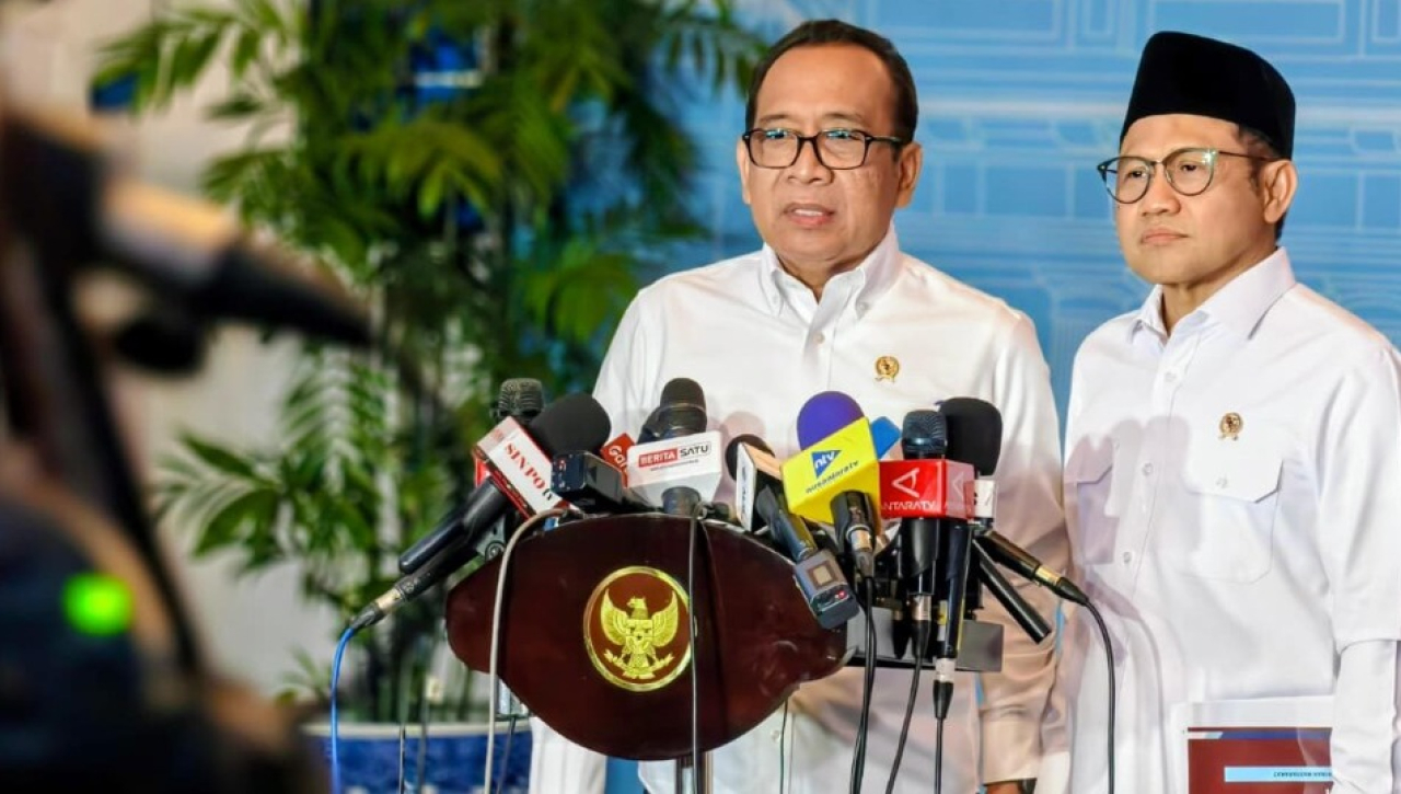 Menteri Koordinator Bidang Pembangunan Manusia dan Kebudayaan Pratikno bersama Menteri Koordinator Bidang Pemberdayaan Masyarakat Muhaimin Iskandar memberikan keterangan pers kepada awak media di kompleks Istana Kepresidenan Jakarta, pada Rabu, 5 November