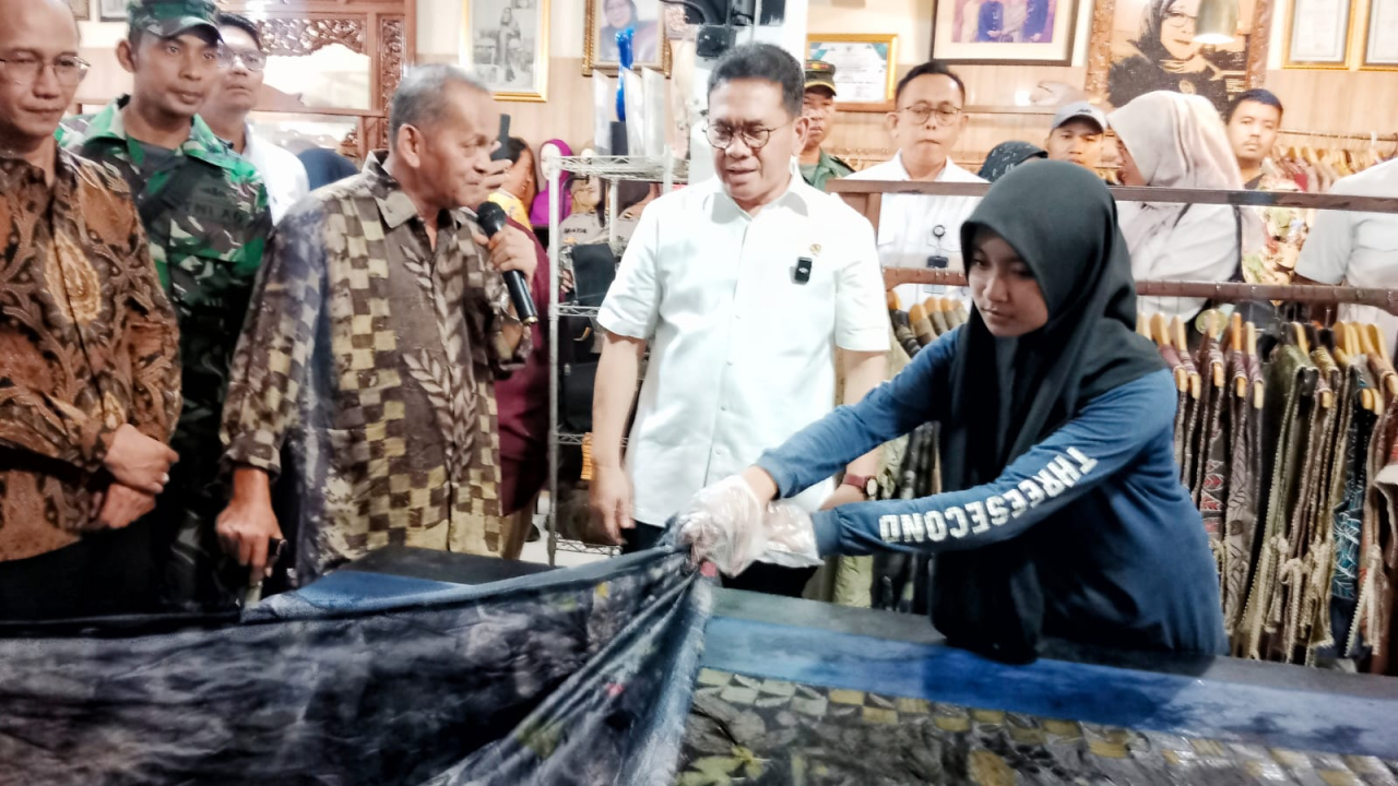 Dorong UMKM Naik Kelas, Mendag Budi Santoso Kunjungi Namira Ecoprint Surabaya