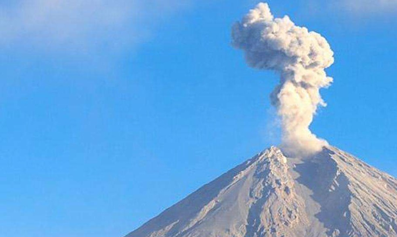 Semeru Naik ke Level Awas, Erupsi Meningkat Tajam dan Radius Bahaya Diperluas