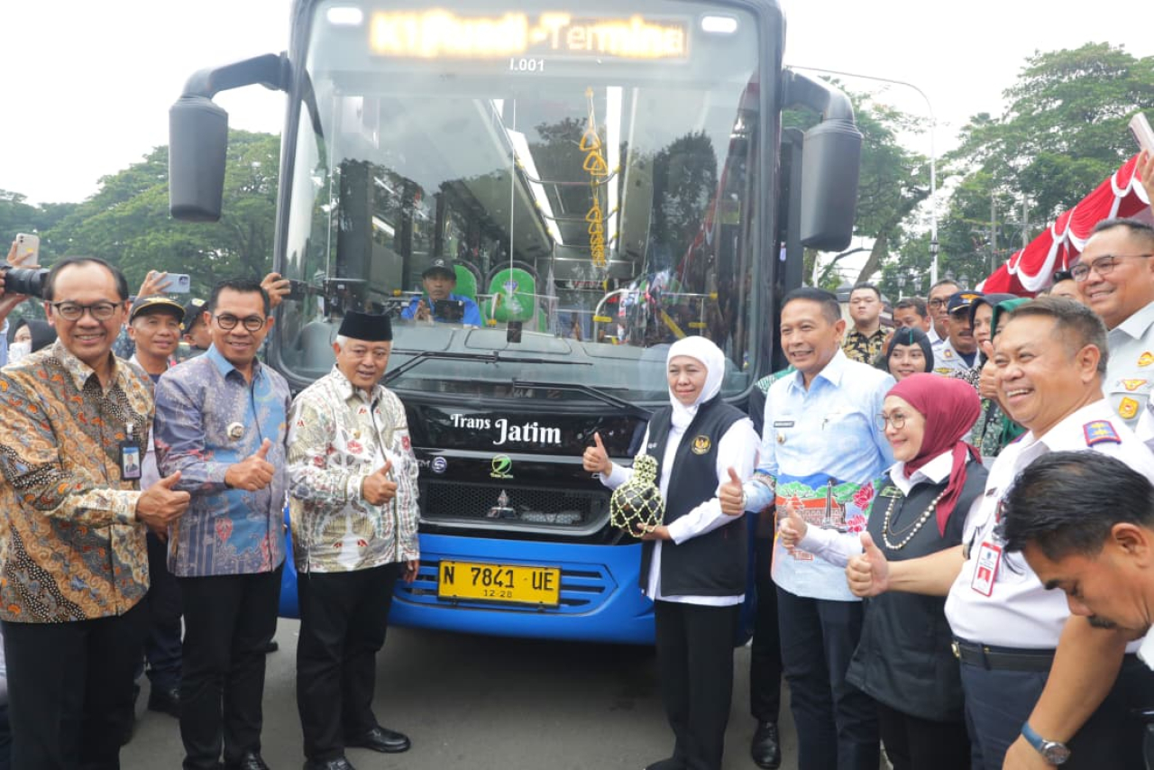 Gubernur Jawa Timur Khofifah Indar Parawansa meresmikan Trans Jatim Koridor 1 Malang Raya atau 'Trans Jatim Gajayana' pada Kamis, 20 November 2025 di kantor Pemkot Malang kawasan Alun Alun Kota Malang.