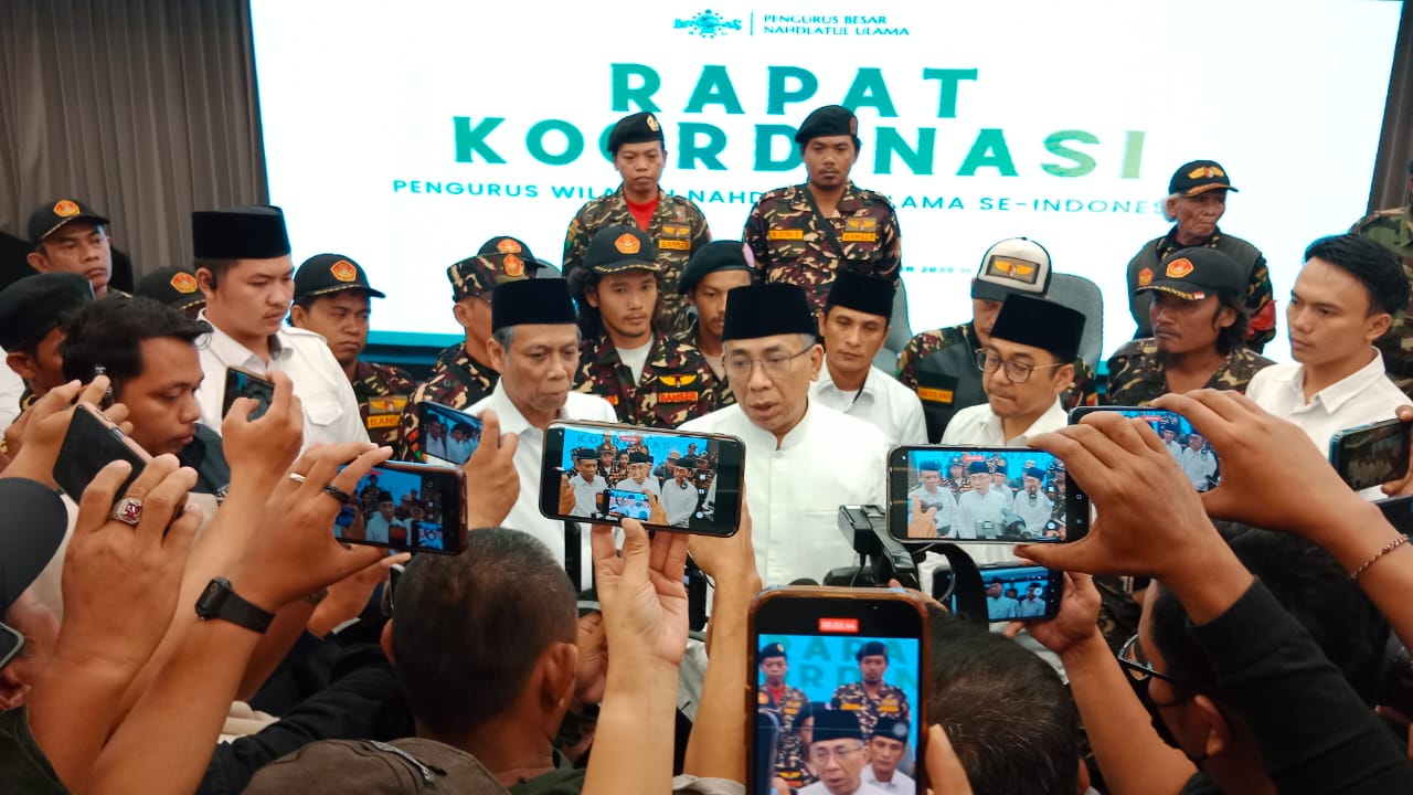 Ketua Umum Pengurus Besar Nahdlatul Ulama (PBNU) Yahya Cholil Staquf atau akrab disapa Gus Yahya saat memberikan keterangan pers usai Rapat Koordinasi Ketua PWNU se-Indonesia di Hotel Navator, Surabaya, Minggu (23/11) dini hari.