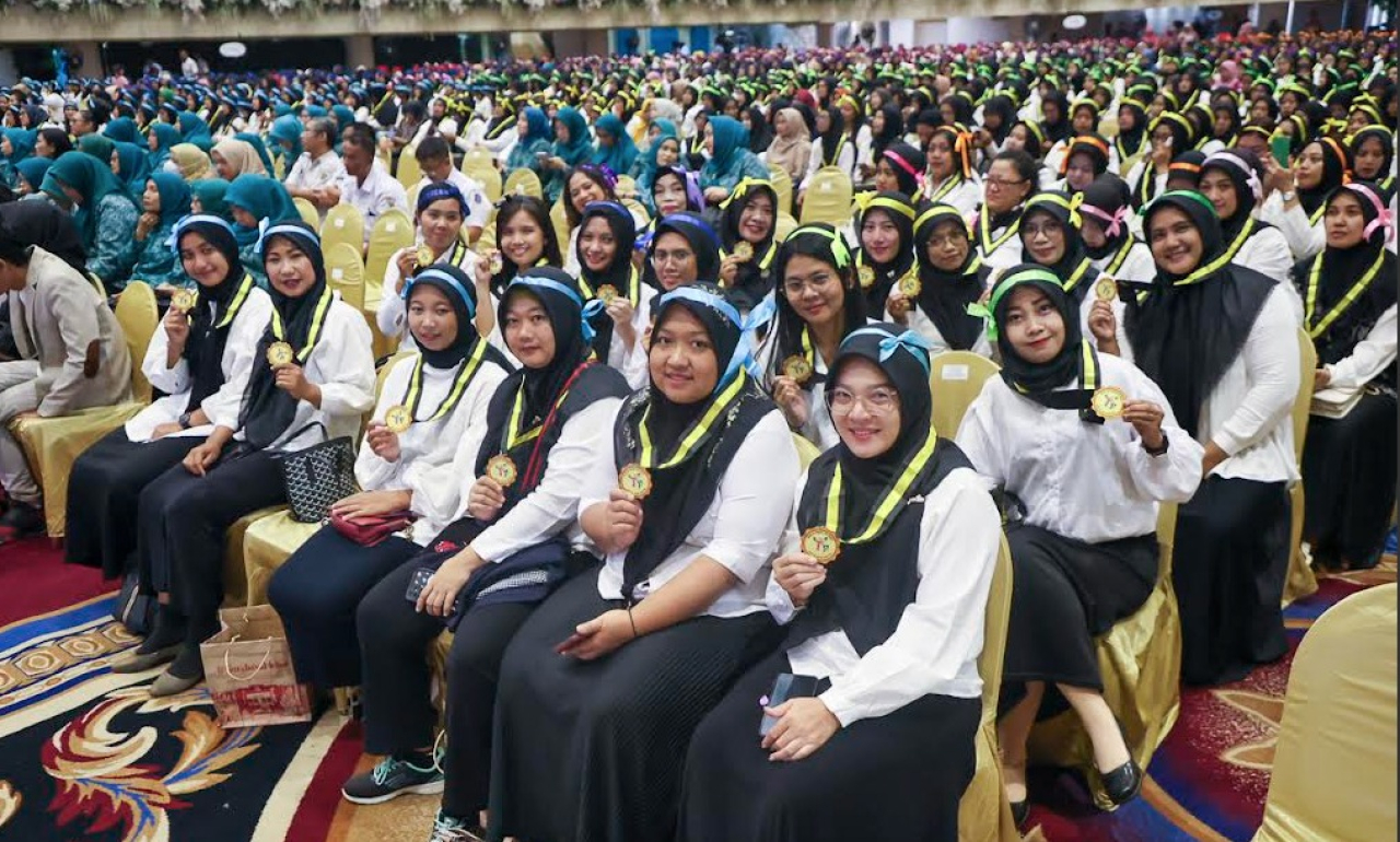 Penutupan wisuda yang digelar di Graha UNESA, Rabu (26/11/2025)